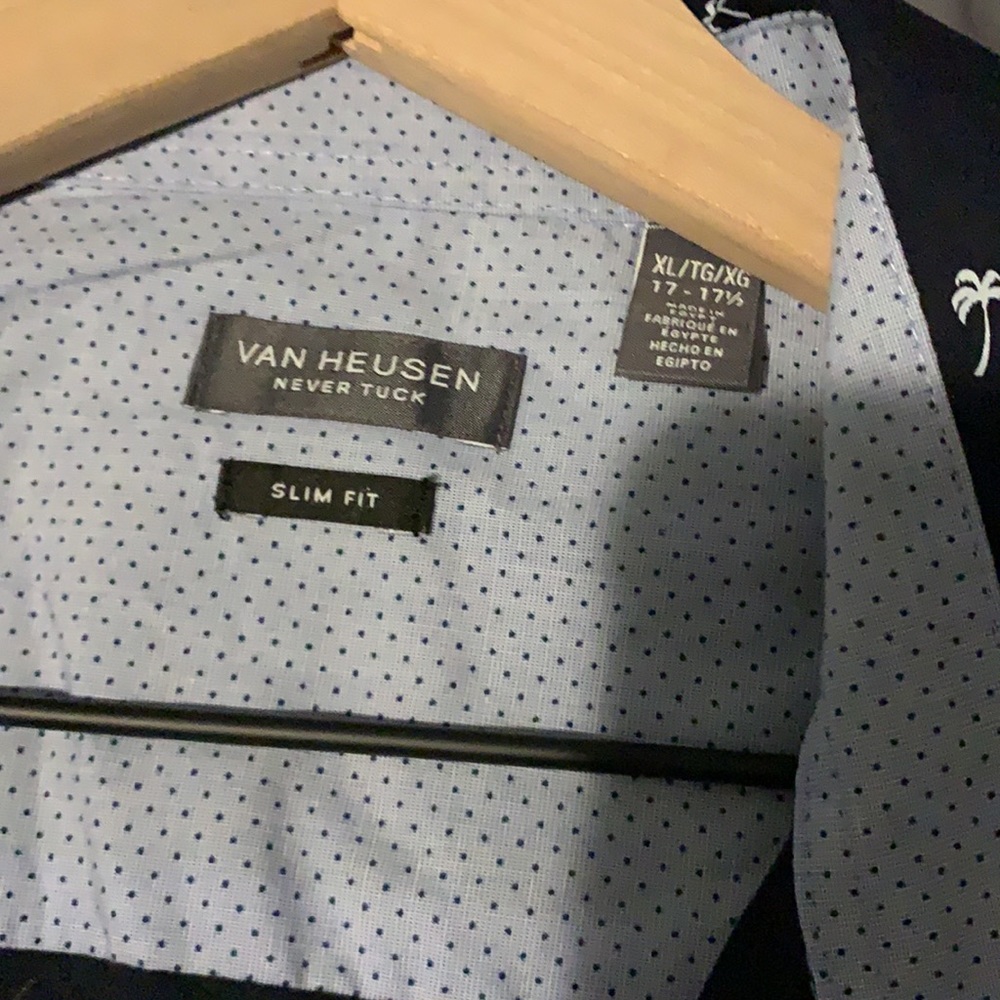 Button down - Picture 2 of 3